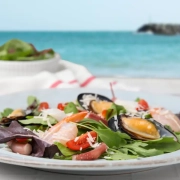 Alimentazione estiva e allergie: cosa mangiare (e cosa evitare) per ridurre i sintomi